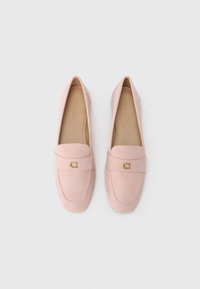 Ροζ σουέντ μοκασίνια με χρυσό "C" διακοσμητικό, στρογγυλεμένη μύτη και επίπεδη σόλα, με ραμμένες λεπτομέρειες στα περιθώρια.