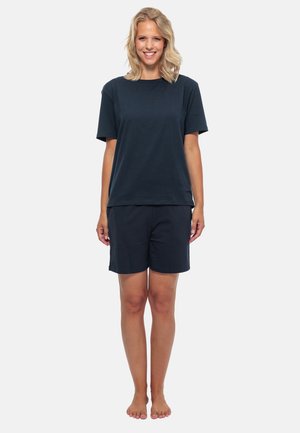 Navy katoenen T-shirt met korte mouwen, gecombineerd met bijpassende navy shorts. Beide stukken hebben een losse pasvorm en een gladde textuur.