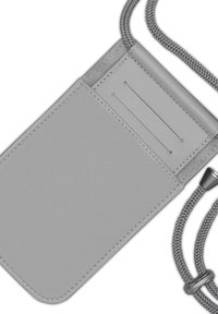 Pouch per telefono in pelle grigia con tracolla intrecciata, dotata di slot per schede e dettagli testurizzati. Design compatto con finitura liscia.