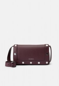 Borsa a tracolla rettangolare in pelle bordeaux con borchie argentate e tracolla regolabile, con piccolo logo KARL LAGERFELD sul davanti.