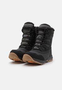 Botas de invierno negras con un upper texturizado, que cuentan con un forro de lana gris, cordones resistentes y una suela de goma con acentos naranjas.