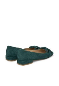 Ballerines en daim teal avec un bout arrondi, détail en nœud à l'avant, petit talon carré et accents noirs décoratifs. Doublure intérieure lisse.