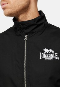 Lonsdale Lengva striukė - black