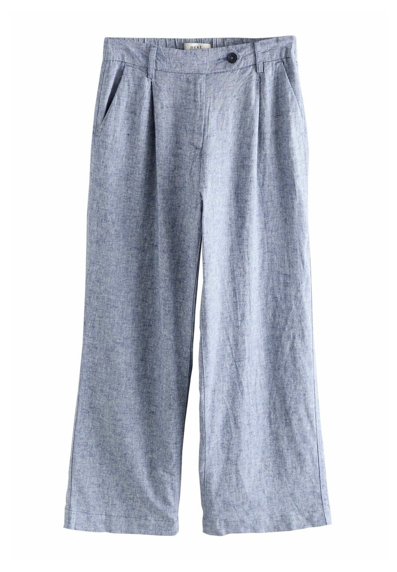 Lichtblauwe, wijde broek gemaakt van gestructureerde stof met een hoge taille, voorplooien en zijzakken. Knoopsluiting bij de taille.