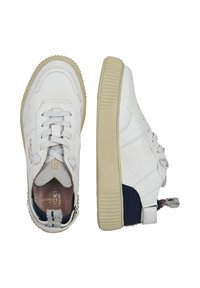 Weiße Ledersneaker mit beigen Gummisohlen, die eine Schnürung auf der Vorderseite und einen marineblauen Akzent an der Ferse aufweisen. Strukturierte Sohle und Steppdetails.