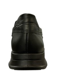Zwarte leren sneakers met een gladde textuur, ronde vorm, laag profiel ontwerp en rubberen zool met gestructureerde accenten.