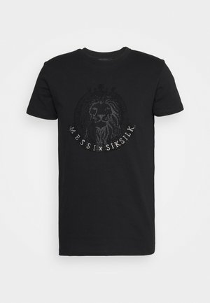 T-shirt nera a maniche corte con un dettagliato disegno della testa di leone in piccoli borchietti e il testo "MESSI X SIKSILK" curvato sotto il leone.