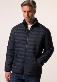 Námořnická puffer bunda s horizontálním prošíváním, vysokým límcem, plným zipem a dvěma bočními kapsami. Texturovaný povrch s elegantním designem.