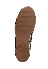 Zgornji del podplata obutve je narejen iz teksturirane gume, ki ima rjavo osnovo ter črno-belo cik-cak vzorec ob straneh za boljši oprijem.