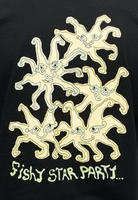 Έξι κίτρινα αστερίες με χαμογελαστά πρόσωπα σε μαύρο φόντο πάνω από το κείμενο «Fishy Star Party» με ευφάνταστη γραμματοσειρά.