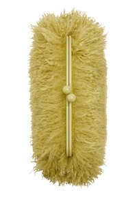 Miękka, żółta akcesoria z futra syntetycznego o chropowatej powierzchni; zawiera centralny metalowy pasek z dwoma okrągłymi akcentami, tworząc kontrastowy wzór.