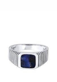 Sterlinga sudraba gredzens ar kvadrātveida lapis lazuli akmeni, ar teksturētu joslu horizontālu līniju rakstā abās akmens pusēs.