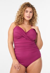 Plumivärvi üheosaline ujumistrikoo keeratud esikujunduse, reguleeritavate rihmade ja küljelt kogutud detailidega, valmistatud siledast venivast kangast.