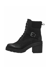 Stivaletto nero con punta in pelle liscia, parte superiore in suede, chiusura con lacci davanti, accentuato da una fibbia e un tacco grosso e texturizzato.