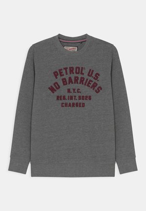 Grå sweatshirt lavet af blødt stof med broderet bordeaux tekst: "PETROL U.S. NO BARRIERS N.Y.C. REG. INT. 5026 CHARGED."