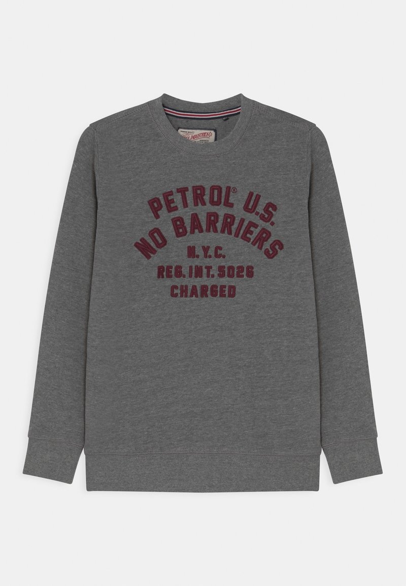 Sweat-shirt gris en tissu doux avec un texte brodé bordeaux : "PETROL U.S. NO BARRIERS N.Y.C. REG. INT. 5026 CHARGED."
