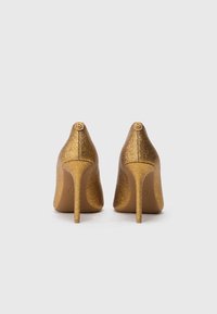 Pantofii cu toc înalt aurii, acoperiți cu sclipici, cu un design cu vârf ascuțit, având un toc stiletto subțire și un accent discret al logo-ului în spate.