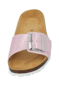 Roze, gestructureerde schuif sandaal met een brede band en een metalen gesp. Zacht bruin voetbed van kurk, dat comfort en ondersteuning biedt.