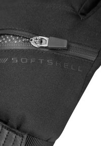 Schwarzer Softshell-Stoff mit einer Reißverschlusstasche und strukturierten Oberflächen. Das "SOFTSHELL"-Logo ist subtil nahe dem Reißverschluss geprägt.