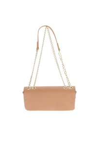 Borsa a mano in pelle beige con una texture liscia, forma rettangolare e dettagli in catena dorata. Presenta una cintura sottile in pelle.