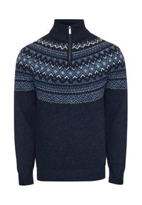 Granatowy sweter z dzianiny o wysokim kołnierzu, z zamkiem z przodu i wzorem fair isle w niebieskim i białym kolorze na klatce piersiowej i ramionach.