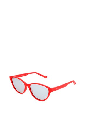 Occhiali da sole a forma di occhio di gatto con montatura rossa e lenti riflettenti grigie mostrati ad angolo su sfondo bianco.