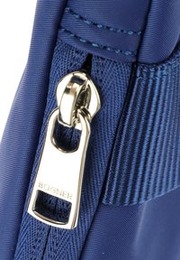 Borsa in tessuto blu navy con un tirazip in metallo caratterizzato dal logo inciso "BOGNER" e una superficie testurizzata, che mette in evidenza i dettagli di cucitura.