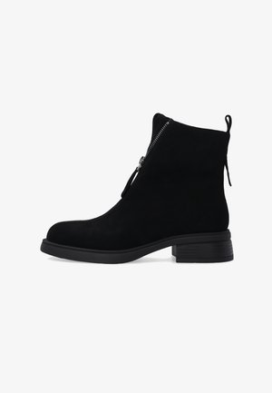 Schwarze Wildleder-Ankle Boots mit einem seitlichen Reißverschluss, runder Zehenpartie und einem niedrigen gestapelten Absatz. Glatte Textur mit einer Schlaufe an der Rückseite.