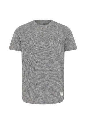 Grå t-shirt med kort ärm som har ett texturerat, horisontellt mönster, rundad halsringning och en liten sidetikett vid fållen.