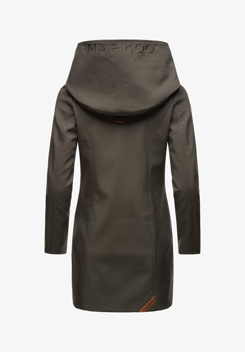 Manteau marron foncé à manches longues avec grande capuche et "MARIKOO" brodé sur le cou, présentant des coutures ajustées et une petite étiquette en cuir à l'ourlet.