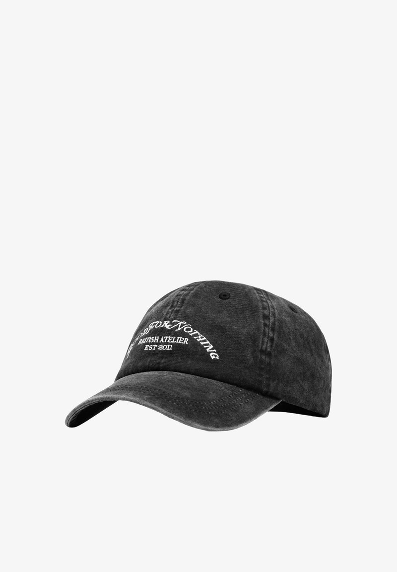 Cappellino da baseball in cotone nero con visiera curva, presenta testo ricamato bianco. Il tessuto ha una texture vintage, consumata.