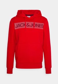 Sudadera roja de algodón, con un bolsillo tipo canguro y cordones. Gráfico a rayas con el logo "JACK & JONES" en el pecho.