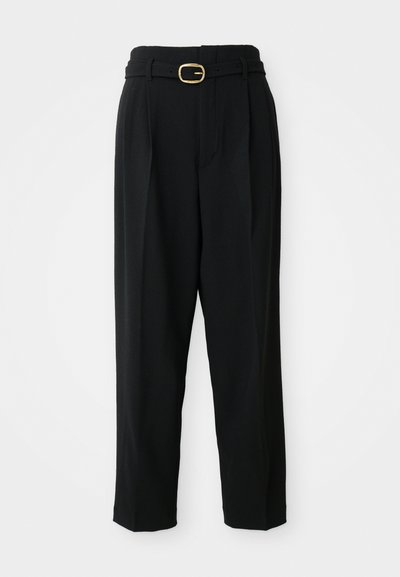 Μαύρο παντελόνι με ζώνη στη μέση και χρυσό κούμπωμα, πτυχώσεις μπροστά και ίσια γραμμή. Κατασκευασμένο από λείο, υφασμάτινο ύφασμα.