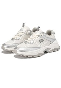 Zapatillas deportivas blancas y plateadas con parte superior de malla, acentos texturizados, suela gruesa y suela de goma duradera con un patrón de tacos.