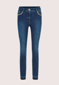Strakke jeans in donkerblauwe denim, met kettingaccenten op de voorzakken, een knoopsluiting en gouden stiksels langs de naden.