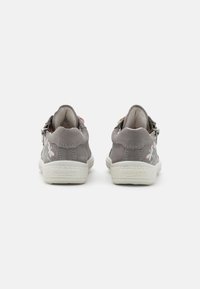 Graue Wildlederschuhe mit weißen Gummisohlen, die an den Seiten mit floralem Stickereimuster verziert sind und einen gepolsterten Kragen für zusätzlichen Komfort bieten.