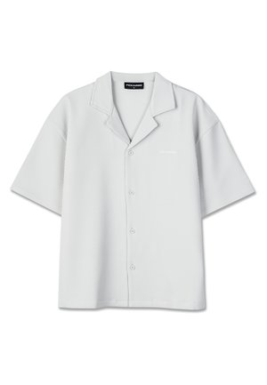 Lichtgrijs overhemd met korte mouwen, knoopsluiting, campkraag en subtiele verticale geribbelde textuur, met het label "Pegador" op de borst en het kraaglabel.