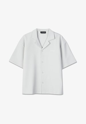 Lichtgrijs overhemd met korte mouwen, knoopsluiting, campkraag en subtiele verticale geribbelde textuur, met het label "Pegador" op de borst en het kraaglabel.