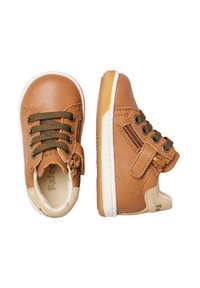 Scarpe per bambini in pelle marrone con una finitura testurizzata, dotate di lacci verdi, cinturino in Velcro, collo imbottito e suola in gomma.