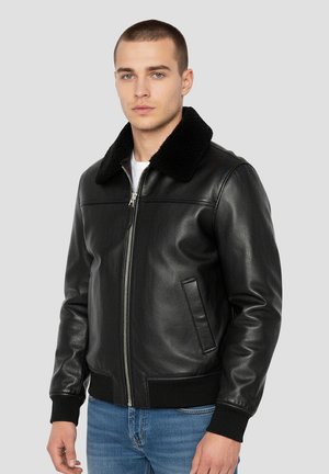 Schwarze Leder-Bomberjacke mit einem weichen schwarzen Pelzkragen, Reißverschluss vorne und gerippten Bündchen. Verfügt über Seitentaschen und eine glatte Textur.