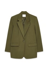 Blazer verde oliva con un bottone e revers, due tasche a pattina e taschino sul petto, esposto su uno sfondo bianco.