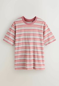 T-shirt manches courtes col rond avec des rayures horizontales roses, bleues, blanches et jaunes sur fond blanc.