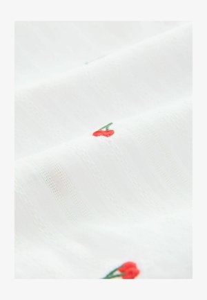 Balts audums ar smalku svītrainu struktūru un maziem sarkaniem ķiršu izšuvumiem. Materiāls izskatās viegls un gluds.