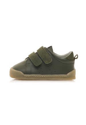 Groene leren schoenen met twee klittenbandsluitingen, geperforeerd ontwerp aan de zijkanten en een rubberen zool. Voorzien van een lus aan de achterkant voor gemakkelijk aantrekken.