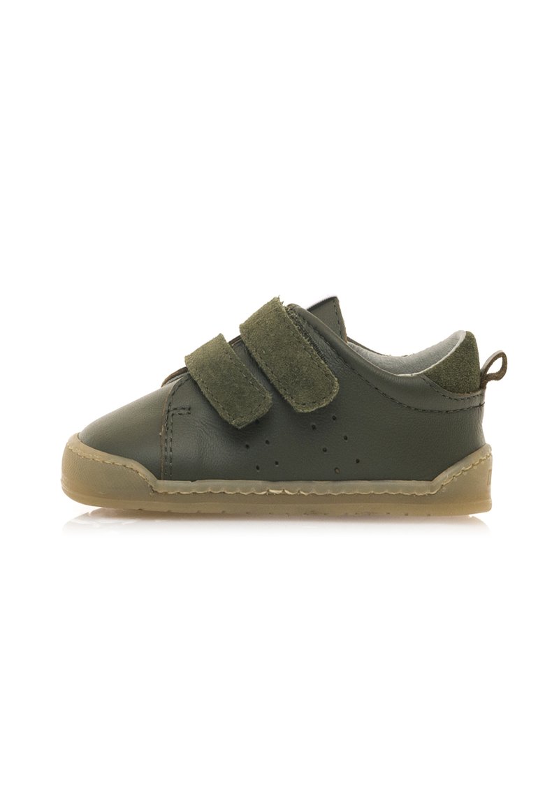 Scarpe in pelle verde con due strap in velcro, design perforato sui lati e suola in gomma. Presentano un anello sul retro per una facile calzata.