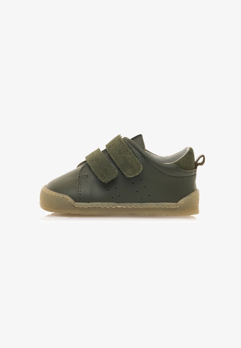 Scarpe in pelle verde con due strap in velcro, design perforato sui lati e suola in gomma. Presentano un anello sul retro per una facile calzata.