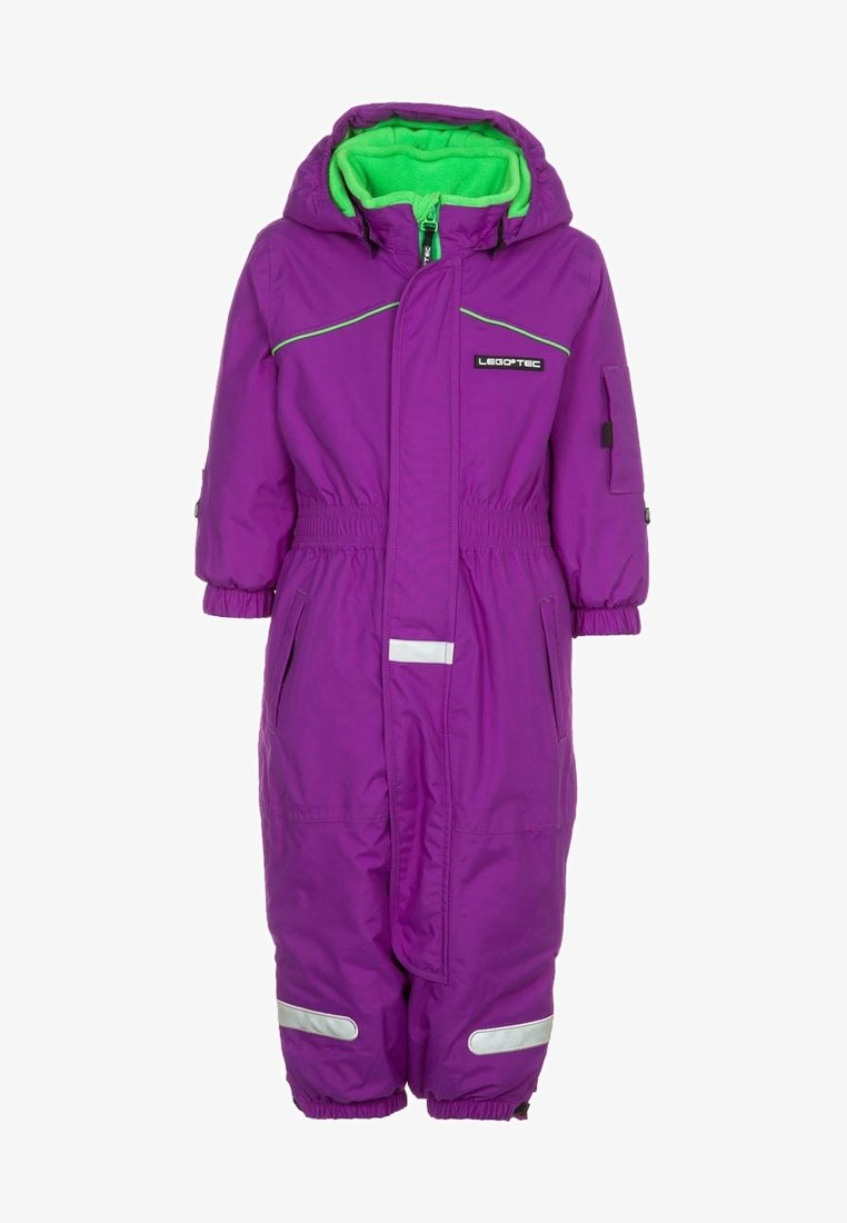 Fialové zateplené overaly s zelenou fleecovou podšívkou, reflexními pruhy, zipovým zapínáním, elastickými manžetami a nastavitelným pasem.