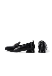 Zwarte platte schoenen van lakleer. Heeft een ronde neus, een decoratieve band en een lage blokhak. Gladde, glanzende textuur.