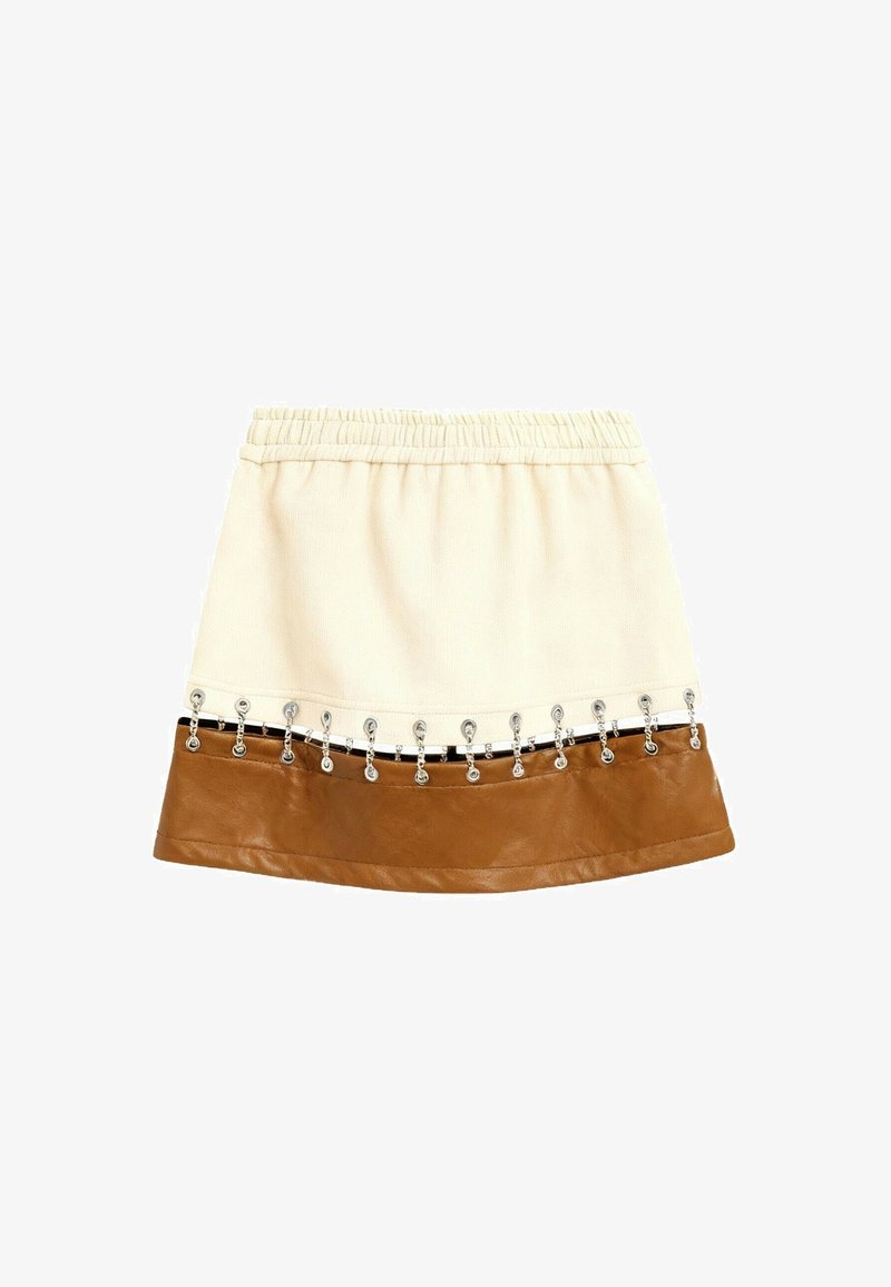 Falda mini beige y marrón con cintura elástica y detalles de cadena de metal a lo largo de la frontera entre los dos colores.