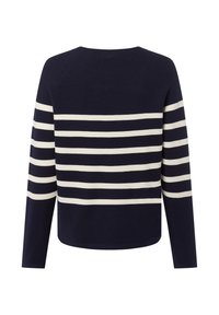 Granatowy sweter z poziomymi kremowymi paskami, okrągłym dekoltem, długimi rękawami i luźnym krojem. Gładka dzianinowa faktura i zaokrąglony dół.